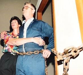 Tony and Dorothy Rigg Chained To Their Home Before Eviction